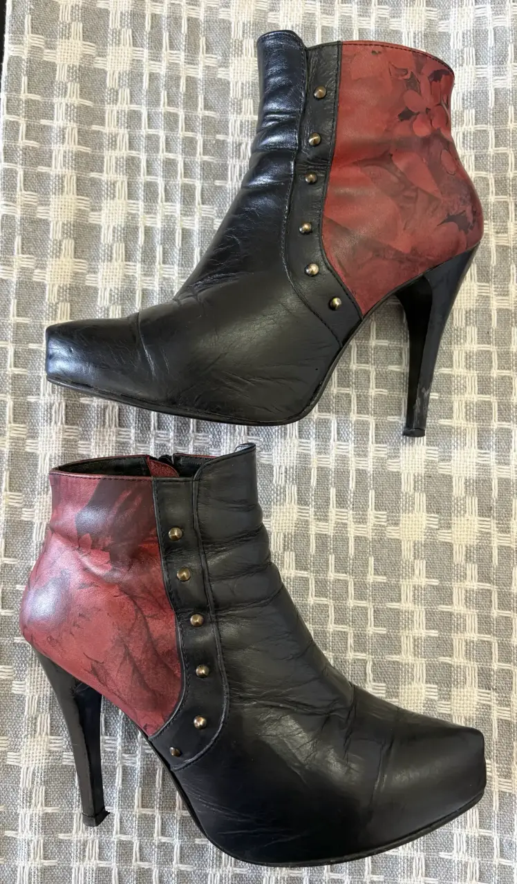 Botines de cuero negro y rojo con tacón alto - 2