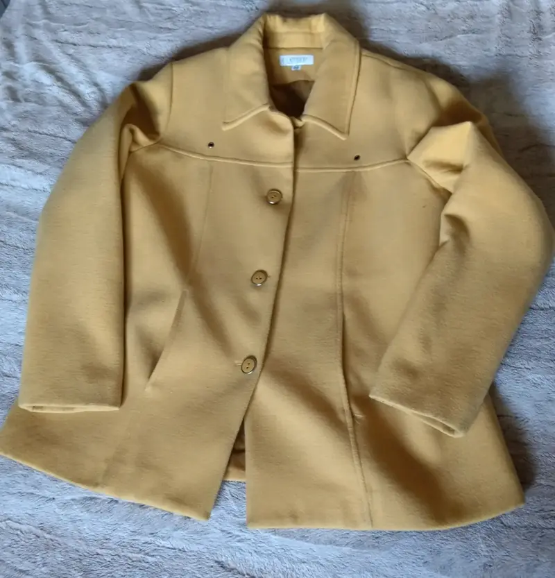 Abrigo de lana amarillo para mujer