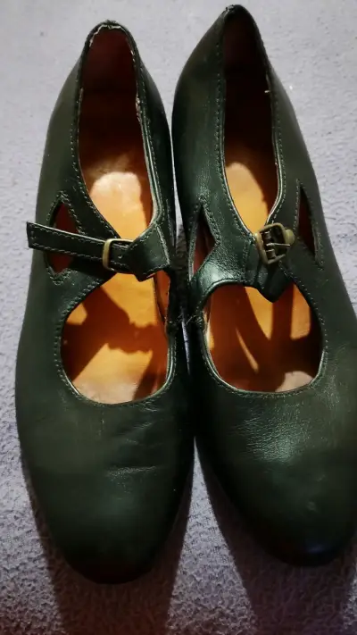 Zapatos de cuero negro con hebilla para mujer - miniatura 1