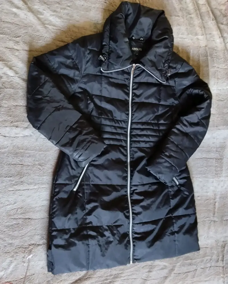 Abrigo largo acolchado negro para mujer