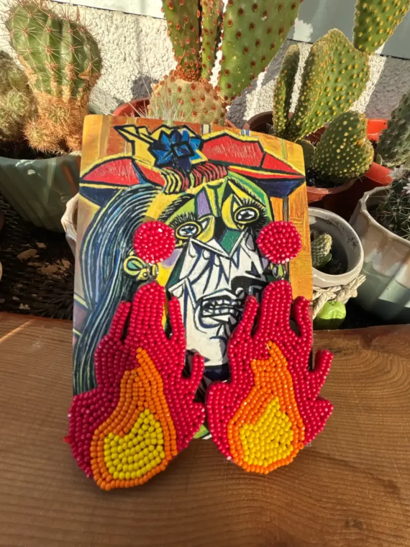 Aros artesanales de mostacillas con diseño de llamas