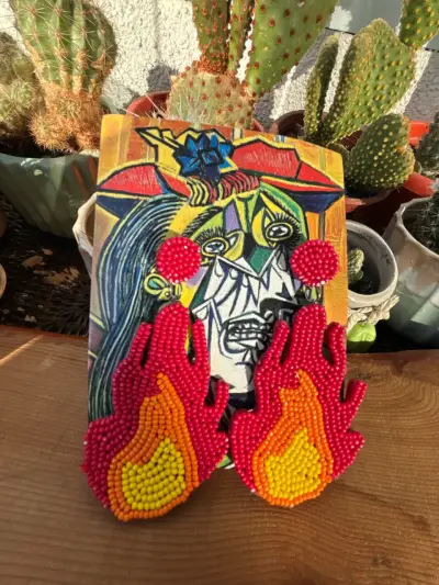 Aros artesanales de mostacillas con diseño de llamas - miniatura 2