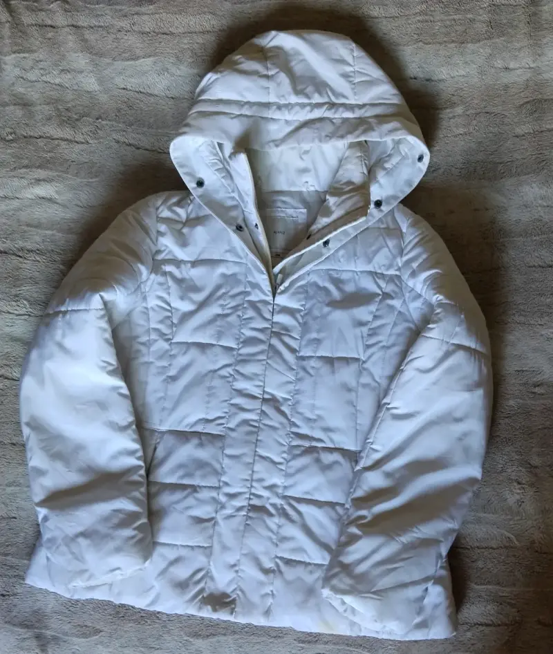 Chaqueta acolchada blanca con capucha