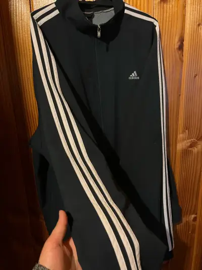 Chaqueta deportiva negra Adidas con franjas blancas - miniatura 1