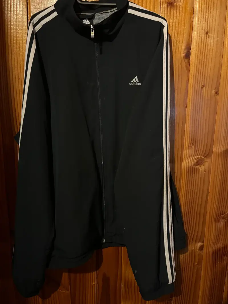 Chaqueta deportiva negra Adidas con franjas blancas - 2