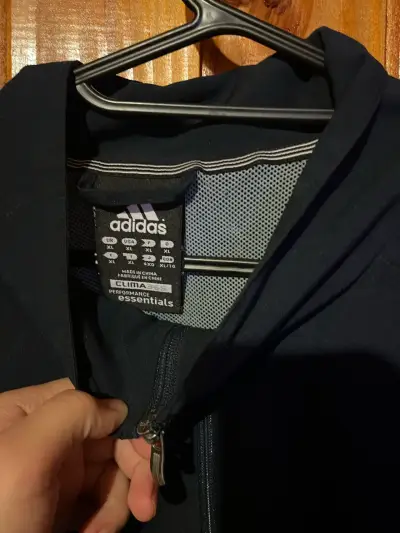 Chaqueta deportiva negra Adidas con franjas blancas - miniatura 3