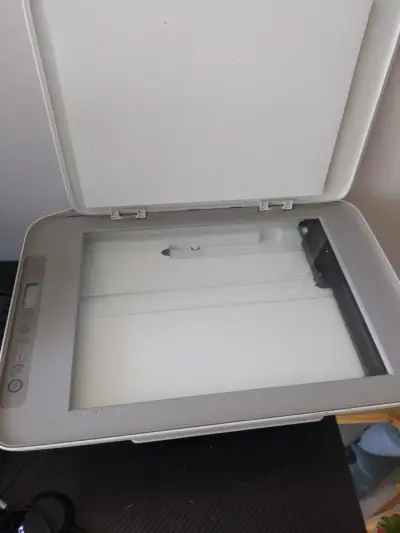 Impresora multifuncional HP DeskJet blanca - miniatura 2