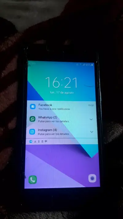 Teléfono Samsung Galaxy J5 en buen estado - miniatura 1
