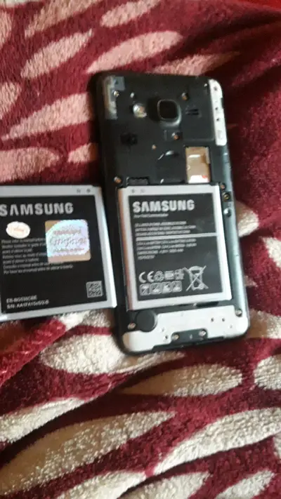 Teléfono Samsung Galaxy J5 en buen estado - miniatura 3