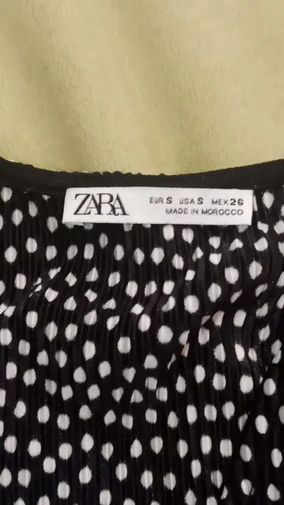 Blusa de lunares Zara en buen estado - miniatura 2