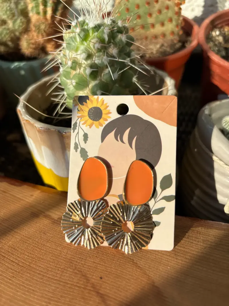 Aros colgantes naranjas y dorados