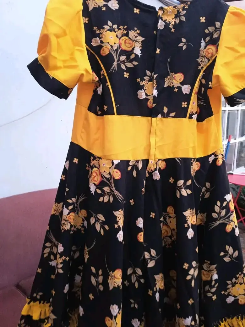 Vestido folclórico amarillo y negro floral - 4