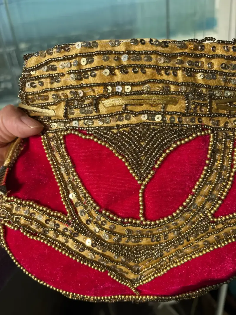 Bolso de mano bordado en rosado y dorado