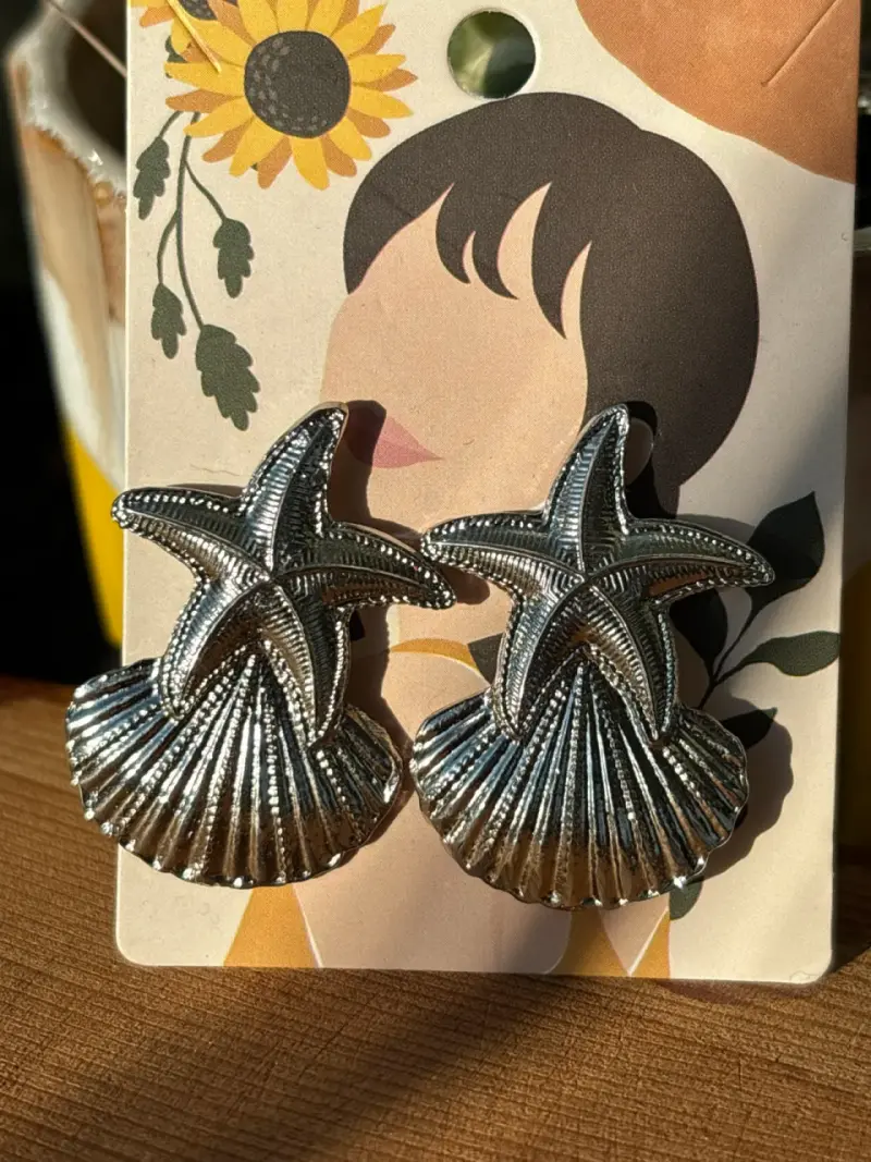 Aros de estrella de mar y concha metálicos