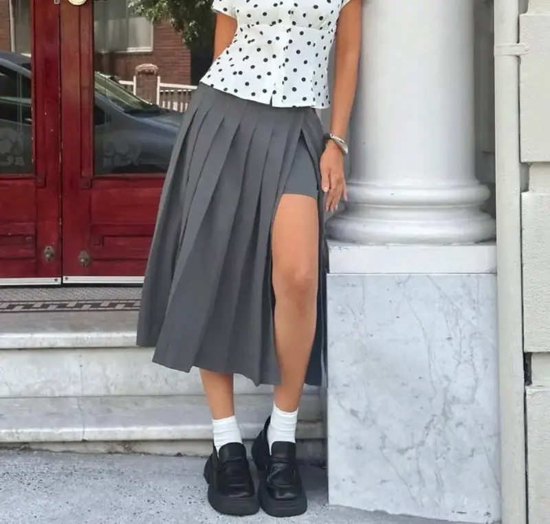 Falda midi gris con pliegues y abertura lateral