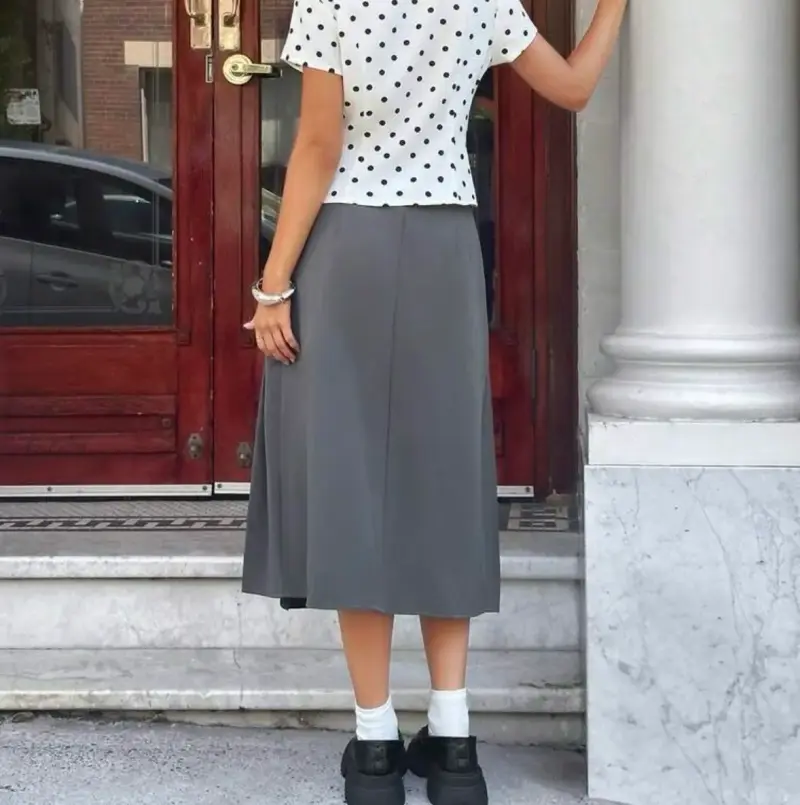 Falda midi gris con pliegues y abertura lateral - 2