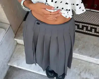 Falda midi gris con pliegues y abertura lateral - miniatura 3