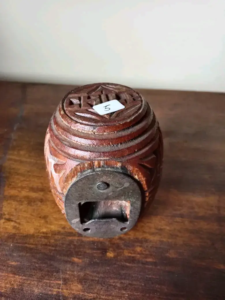 Antiguo abrelatas de madera tallada