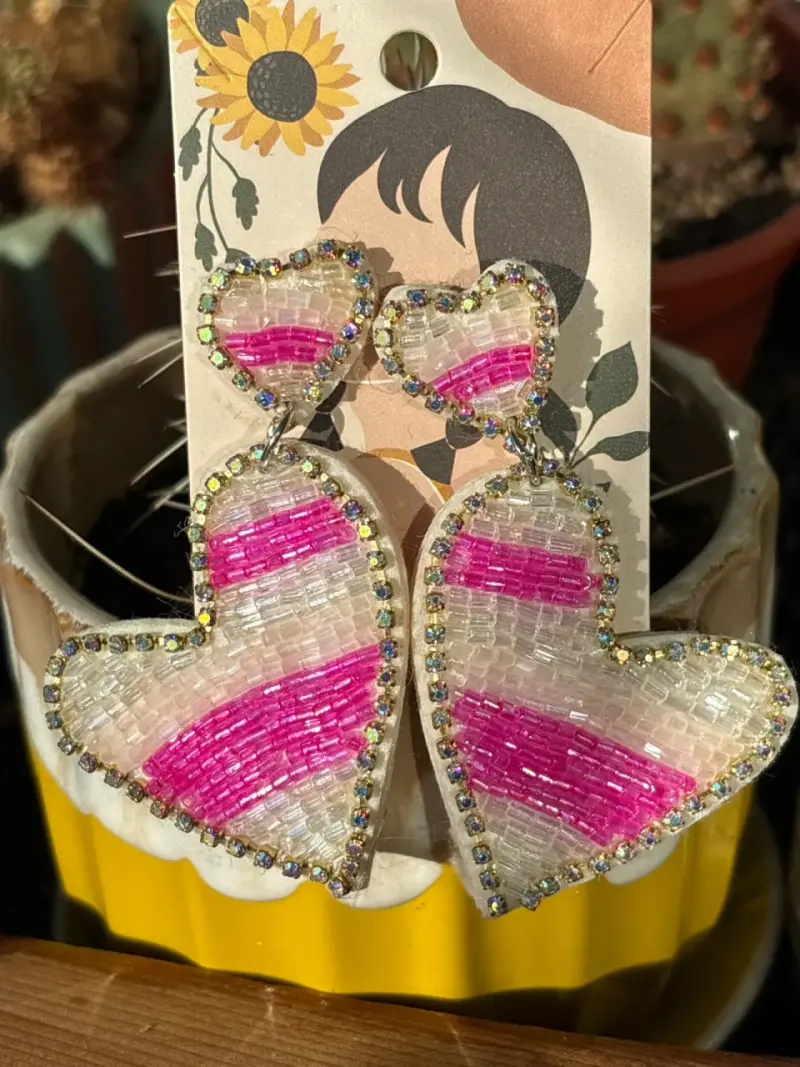 Aros colgantes de corazones con mostacillas