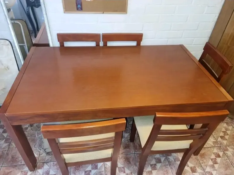Mesa de comedor de madera con sillas