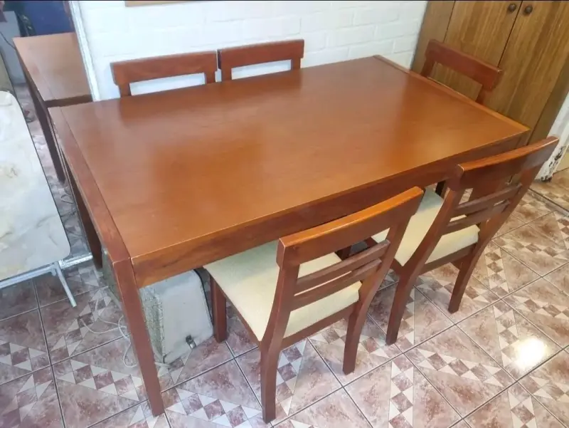 Mesa de comedor de madera con sillas - 2