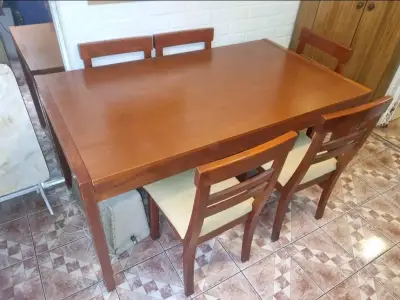 Mesa de comedor de madera con sillas - miniatura 2