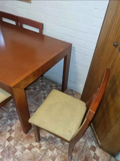 Mesa de comedor de madera con sillas - miniatura 3