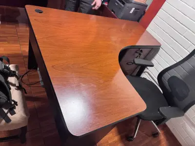 Escritorio de oficina en L con cajonera - miniatura 1