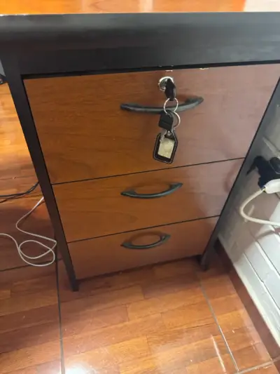 Escritorio de oficina en L con cajonera - miniatura 2