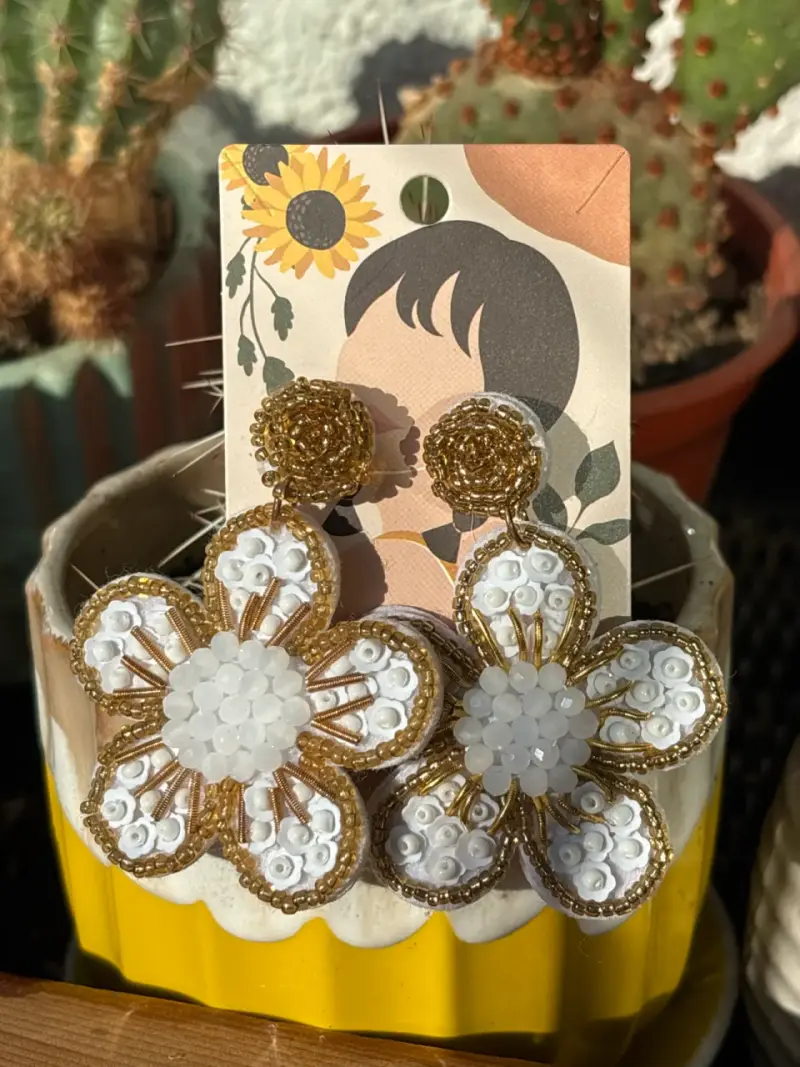 Aros de flores doradas y blancas