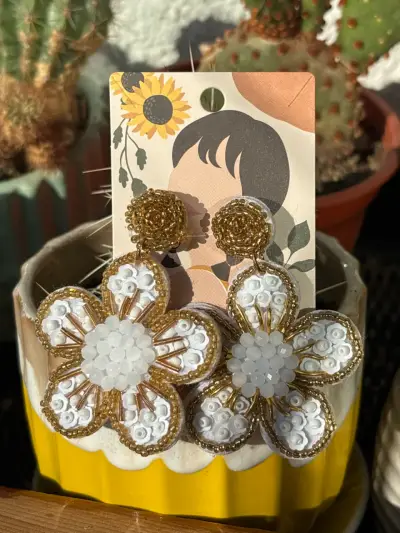 Aros de flores doradas y blancas - miniatura 1