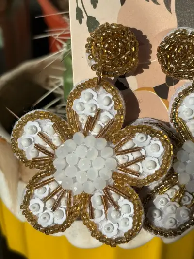 Aros de flores doradas y blancas - miniatura 2