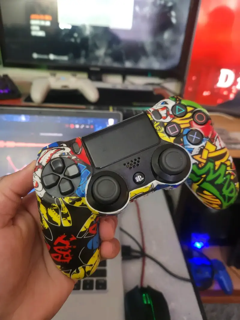 Control PS4 con diseño gráfico colorido