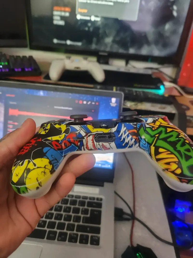 Control PS4 con diseño gráfico colorido - 2
