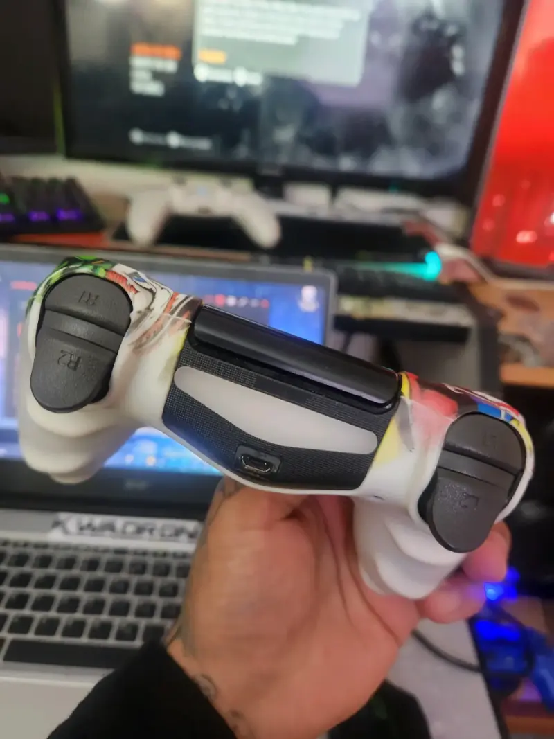 Control PS4 con diseño gráfico colorido - 3