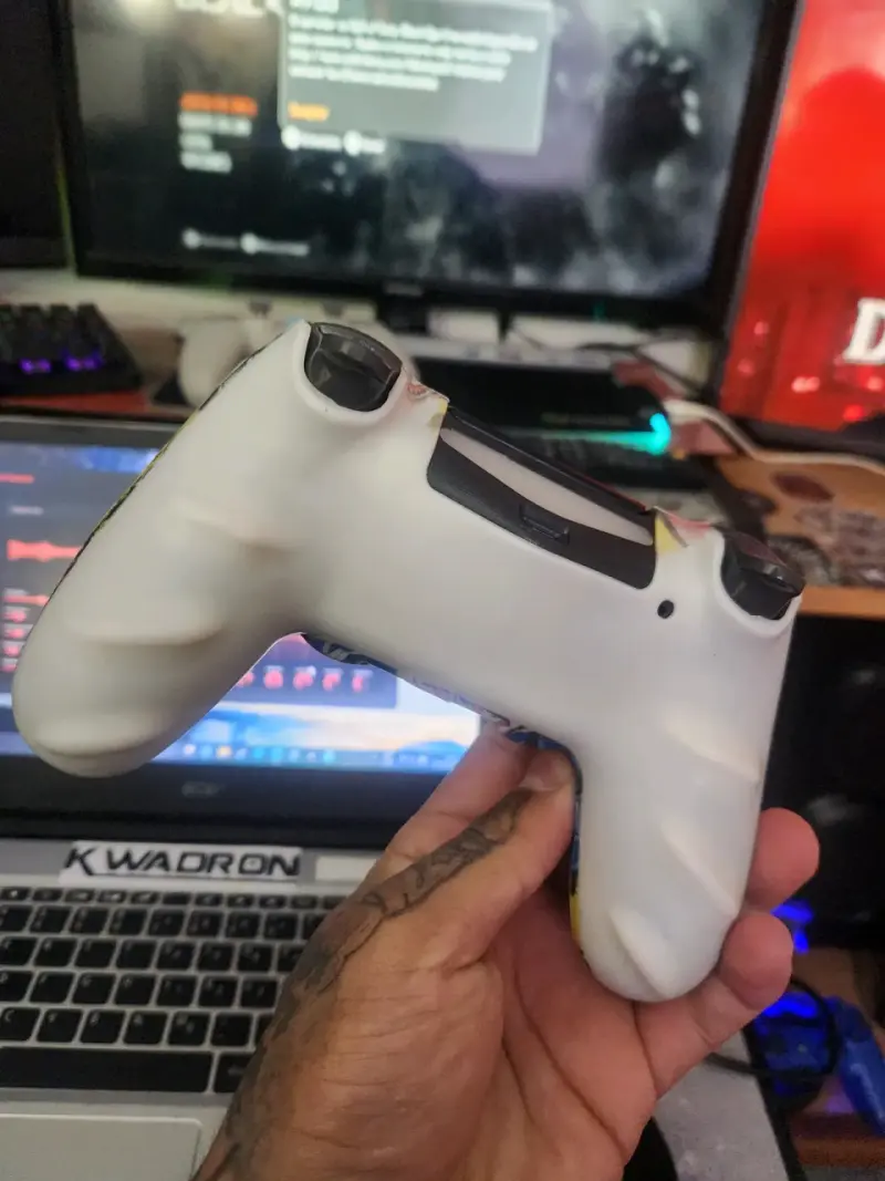 Control PS4 con diseño gráfico colorido - 4
