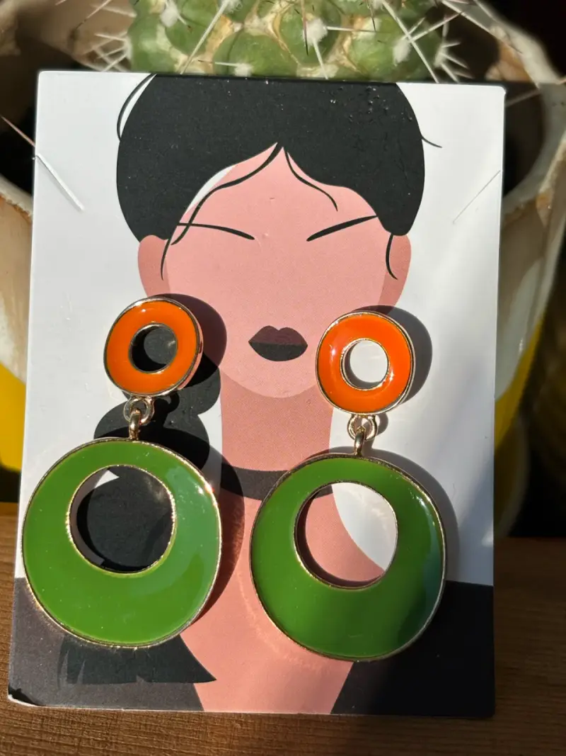 Aros colgantes de colores vibrantes