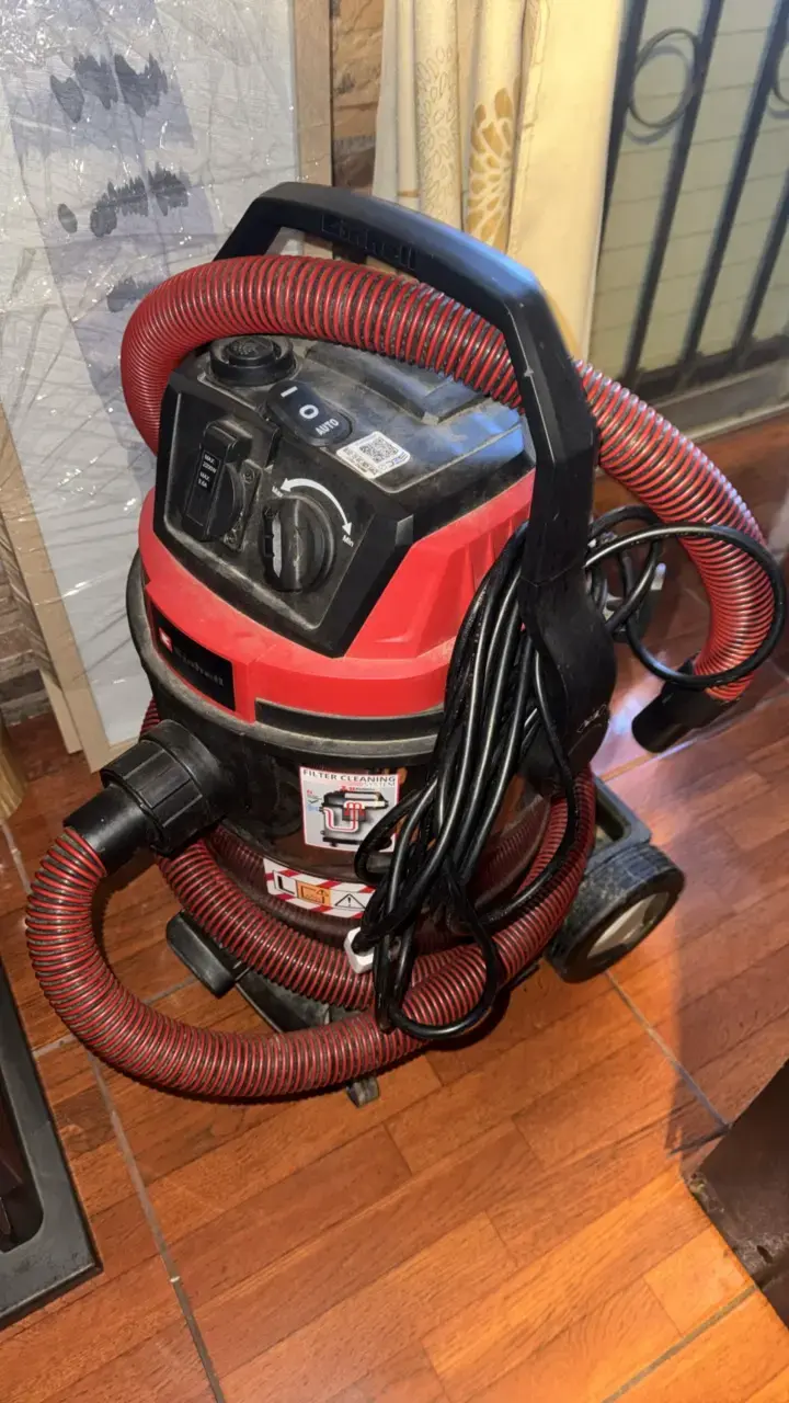 Aspiradora industrial Einhell roja con ruedas - 1