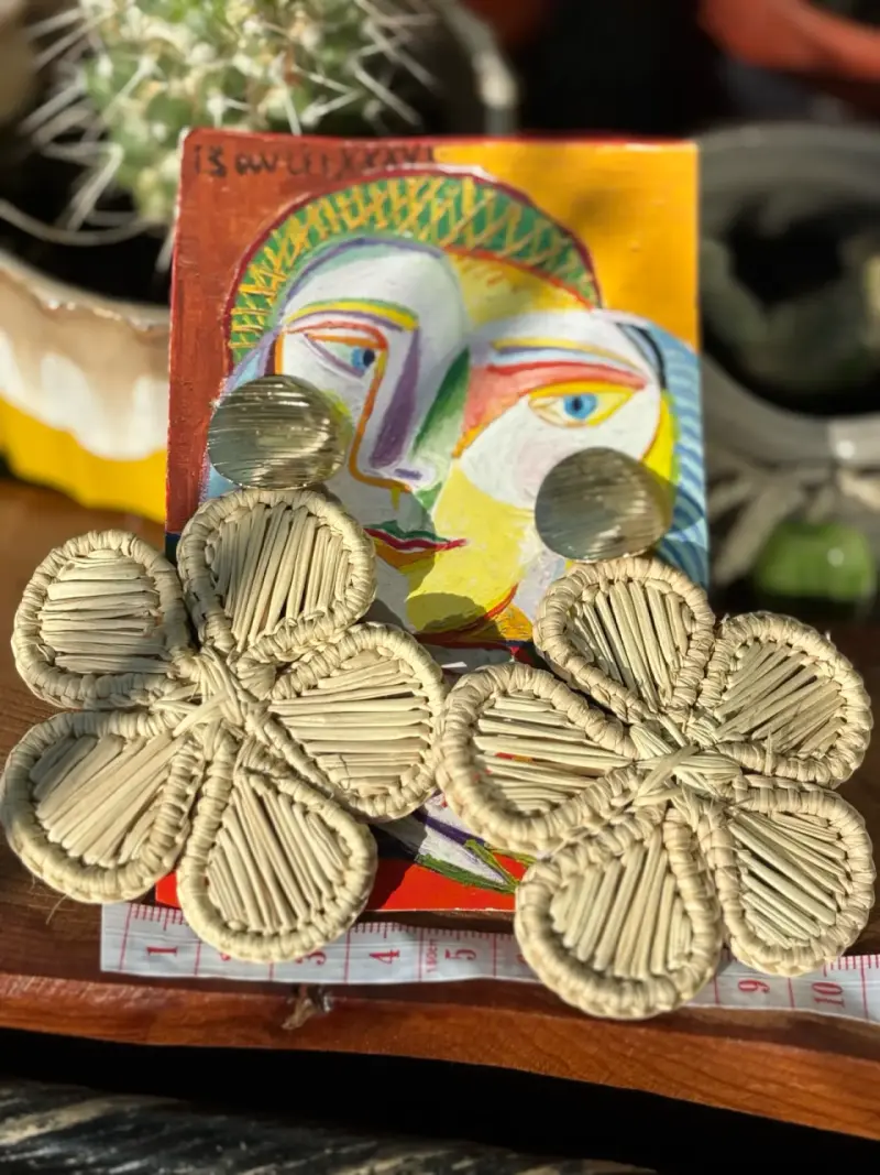 Aros de rafia en forma de flor colombianos