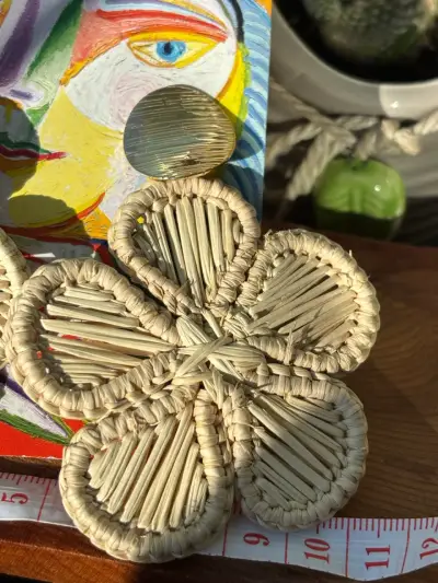 Aros de rafia en forma de flor colombianos - miniatura 3