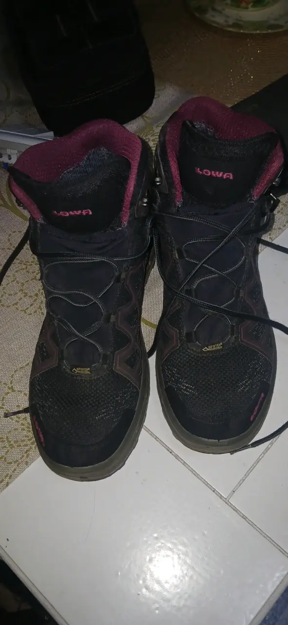 Botas de trekking Lowa impermeables negras - 1