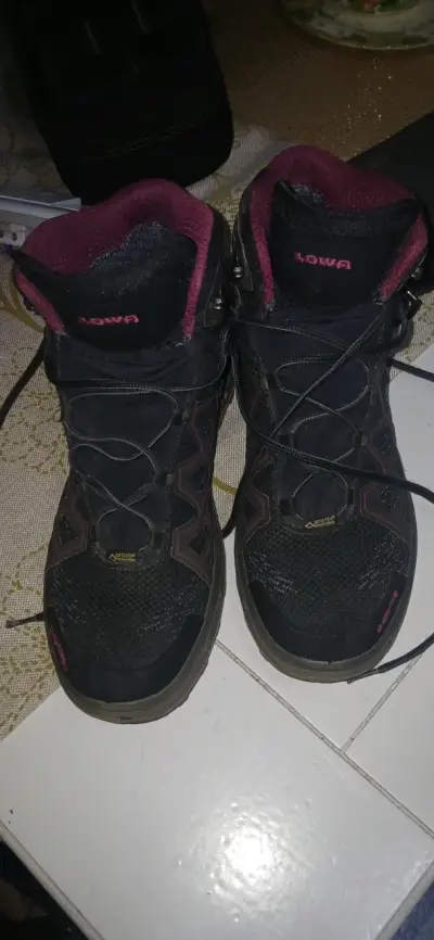 Botas de trekking Lowa impermeables negras - miniatura 1