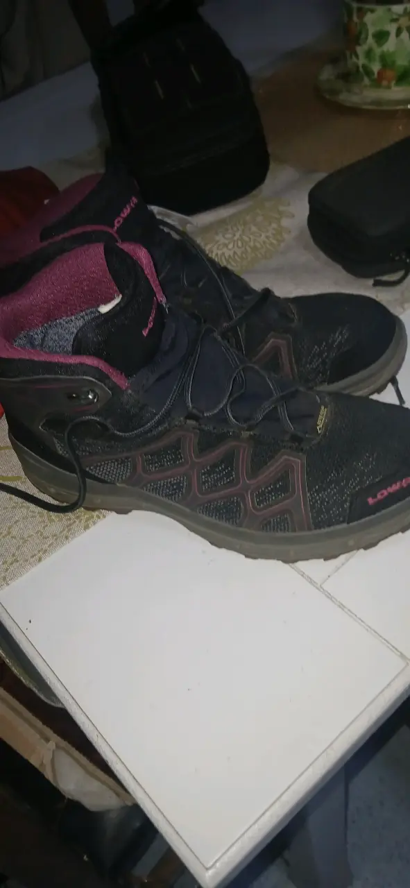 Botas de trekking Lowa impermeables negras - 2