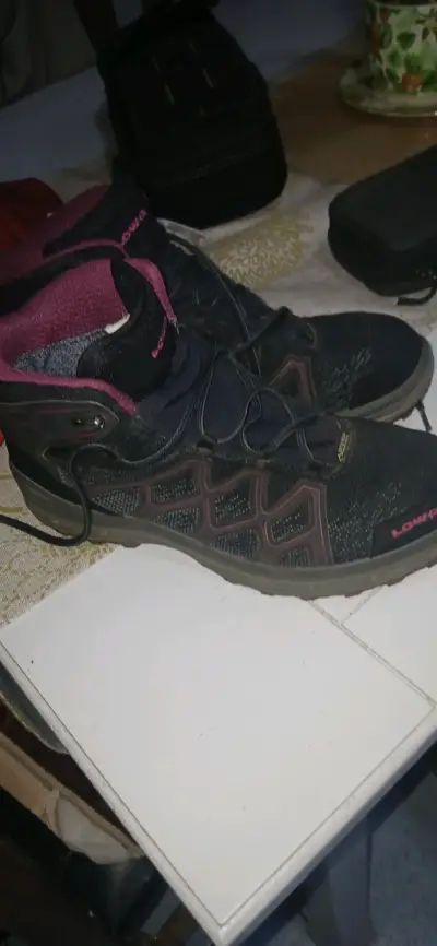 Botas de trekking Lowa impermeables negras - miniatura 2