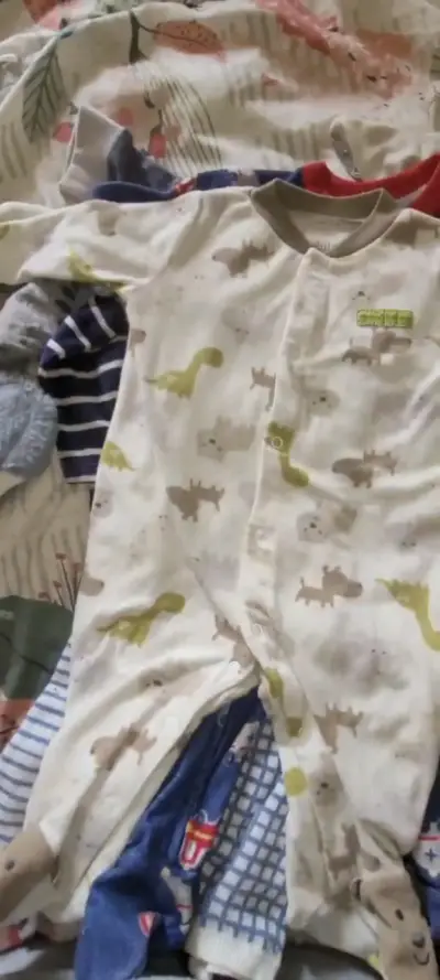Conjunto de pijamas para bebé con diseños variados - miniatura 2