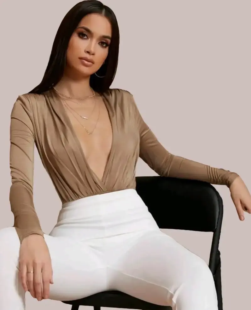 2 Bodys escote profundo color mocca y negro