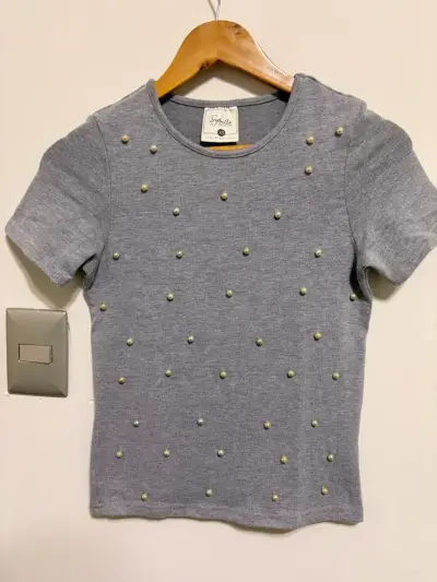 Polera gris con perlas para mujer - miniatura 1