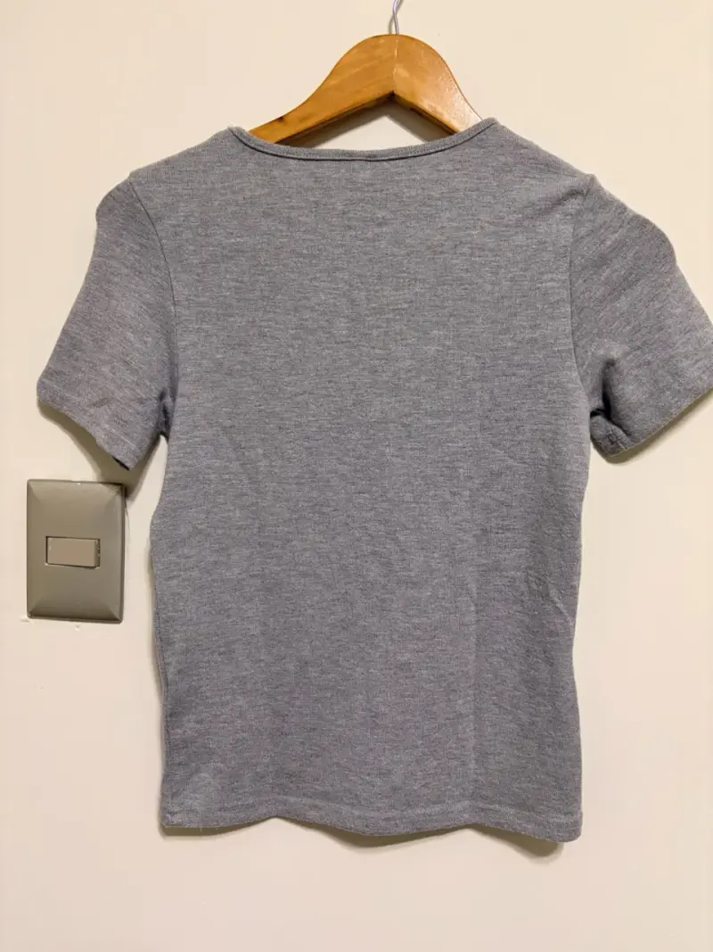 Polera gris con perlas para mujer - 2