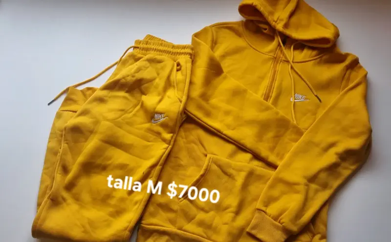 Conjunto deportivo amarillo talla M