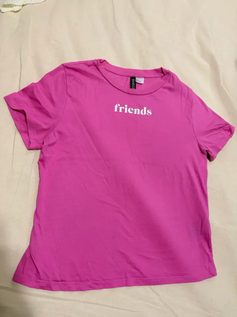 Polera rosa con estampado 'Friends' - 2
